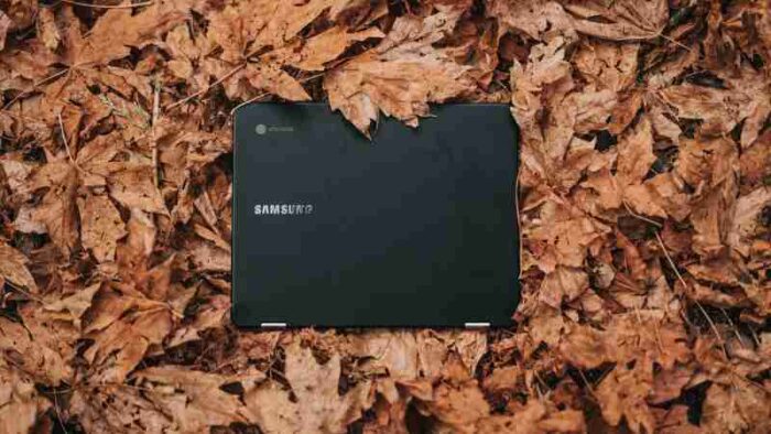 black Samsung Chromebook surrounded by dry leaves - Sponsored by Google Chromebooks, tags: neue ki-funktionen - unsplash